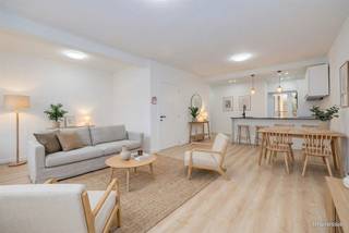 <p><span>Dit </span><span>volledig gerenoveerd appartement </span><span>(2025) staat te koop aan de Kaaldries op een </span><span>centrale locatie</span><span> en op wandelafstand van het </span><span>centrum van Hamme</span><span>. Supermarkten, scholen, openbaar vervoer en invalswegen zijn </span><span>vlot bereikbaar</span><span>.</span></p><p><span>Dit leuke appartement telt heel wat positieve kenmerken gezien dat het gelegen is in een kleinschalig appartementsgebouw van drie units dewelke juist een totaalrenovatie is ondergaan. Het beschikt over </span><span>een ruime tuin van +/-75m²</span><span>, twee lichtrijke slaapkamers, een </span><span>EPC label B </span><span>en een </span><span>bewoonbare oppervlakte</span><span> van </span><span>74m² </span><span>(cfr. EPC).</span></p><p><span>indeling</span><span>:</span></p><p><span>- ruime, lichtrijke woonkamer</span></p><p><span>- open keuken dewelke volledig geïnstalleerd is met een inductie kookplaat, oven, ijskast, etc.</span></p><p><span>- eerste terras</span></p><p><span>- eerste slaapkamer 6.3m²</span></p><p><span>- nachthal</span></p><p><span>- technische berging met voorzieningen voor wasmachine en droogkast.</span></p><p><span>- badkamer voorzien van een inloopdouche, toilet en enkele wastafel</span></p><p><span>- tweede slaapkamer 14.5m²</span></p><p><span>- tweede terras</span></p><p><span>- tuin </span></p><p><span>Troeven</span></p><p><span>- centrale ligging in Hamme</span></p><p><span>- zeer lichtrijke leefruimte met open keuken</span></p><p><span>- recent gerenoveerd gebouw van 2025</span></p><p><span>- EPC label B</span></p><p><span>- precad in opmaak</span></p><p><span>Ben jij geïnteresseerd in dit centraal én instapklaar appartement te koop in Hamme, ben je op zoek naar ander vastgoed, een investering of wens je de waarde van jouw eigendom te kennen? Dan ben je bij BOLT Immo aan het juiste adres! Wij helpen jou graag verder.</span></p>