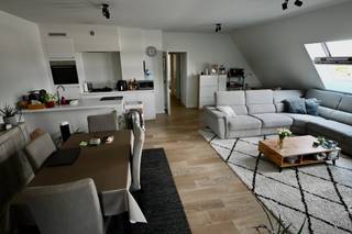 Mooi dakappartement met 1 slaapkamer ! <br /><br />Indeling : Inkomhal , apart toilet , badkamer , slaapkamer , woonkamer met open keuken , berging , overdekt terras . <br />Ondergrondse autostaanplaats + berging inbegrepen . <br /><br />Gebouw voorzien van lift . <br /><br />Huur 800 euro + 50 euro gemeenschappelijke kosten.