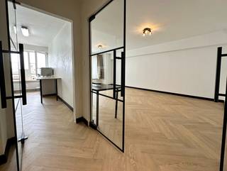 Op zoek naar een instapklaar appartement op een centrale ligging? Dit volledig vernieuwde appartement (2024/2025) combineert een moderne afwerking met alle hedendaagse comfort.<br /><br />Het appartement beschikt over een lichtrijke leefruimte met sierhaard, een volledig uitgeruste keuken met onder andere een vaatwasser en combioven met stoomfunctie, twee slaapkamers, een badkamer met bad en aansluitingen voor wasmachine en droogkast, een apart toilet en een aangenaam terras. Daarnaast is er een gemeenschappelijke fietsenstalling.<br /><br />De toegang tot het gebouw verloopt via het moderne Intratone-systeem, waarmee u bezoekers eenvoudig via een app op uw smartphone kunt beheren.<br /><br />Gelegen in een aangename buurt, vlak bij winkels, openbaar vervoer, scholen en belangrijke invalswegen, geniet u hier van een uitstekende bereikbaarheid en alle voorzieningen binnen handbereik.<br /><br />Pluspunten: <br />- Volledig gerenoveerd in 2024-2025<br />- Gemeenschappelijke fietsenberging<br />- Moderne afwerking<br />- Gunstig EPC<br />- Terras<br />- Goede locatie <br /><br />Heeft u interesse in dit appartement? Stel u dan kandidaat via de groene knop op www.vbvastgoed.be
