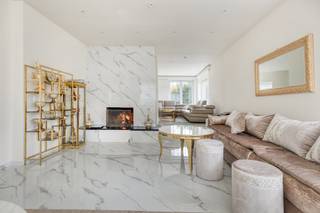 <p><span>Immo Pické vous propose cette maison entièrement rénovée située à Sint-Pieters-Leeuw, à proximité des commerces, des écoles, des transports en commun, des axes routiers et de toutes les commodités.</span></p>
<p></p>
<p><span>Au rez-de-chaussée, cette maison dispose d'un hall d'entrée spacieux, d'un salon spacieux et lumineux (35 m²), d'un deuxième espace de vie (35 m²), d'une salle à manger, d'une cuisine entièrement équipée, d'une grande buanderie, de toilettes et d'une première chambre.</span></p>
<p></p>
<p><span>Au premier étage, cette maison dispose d'un très grand hall de nuit qui donne accès à pas moins de 4 chambres supplémentaires (20 m², 14 m², 8,5 m² et 24 m²), dont une chambre principale avec salle de bains et dressing. On y trouve également une deuxième salle de bains avec douche et double lavabo. </span></p>
<p></p>
<p><span>Cette maison dispose également d'un grenier de rangement et d'une cave.</span></p>
<p></p>
<p><span>À l'arrière, cette maison dispose d'un joli jardin avec un atelier. Plusieurs places de parking sont également disponibles. </span></p>
<p></p>
<p><span>Cette maison a été entièrement rénovée en 2020 et bénéficie d'un score EPC favorable (C). De plus, l'installation électrique est conforme jusqu'en 2050. La maison est chauffée par une chaudière à condensation au gaz. </span></p>