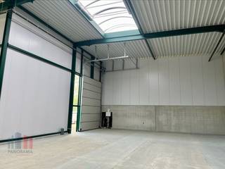 Nieuwbouw KMO-unit met een oppervlakte van 297 m² en 1 privatieve parkeerplaats te koop. Uitstekend gelegen net buiten de Grote Ring in het zuiden van Hasselt, op de voormalige site van Recor. Fenomenale bereikbaarheid dankzij de nabijheid van de op- en afrit 28 Hasselt-Zuid van de E313. De casco unit met een vrije hoogte van minstens 6 m is voorzien van o.a. een sectionale poort (4 m x 4,25 m), lichtstraat met rookluik, polybetonvloer (draagkracht van 1.000 kg/m²), branddetectie en warmtepomp. Tevens aanwezigheid van een regenwaterput van 5.000 L per 2 units en een hoogspanningscabine op de site. Mogelijkheid tot het plaatsen zonnepanelen en aansluiting op het warmtenet. De unit maakt deel uit van het nieuw bedrijvenpark "RE|CORE" bestaande uit KMO-zone "The Sheds" (fase I) opgebouwd uit 19 KMO-units met een oppervlakte tussen 150 m² en 433 m², samenvoegbaar tot 5.018 m². De KMO-units zijn ideaal als opslagplaats, atelier, showroom, productieruimte al dan niet in combinatie met een kantoor. Voorziene oplevering Q1 2025. Contacteer PANORAMA B2B voor bijkomende inlichtingen of een vrijblijvend plaatsbezoek 0474 17 17 15.