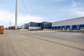 Ce centre de distribution récent est situé à Dilsen-Stokkem, stratégiquement situé entre l'E314 et la frontière néerlandaise, avec une combinaison d'environ 15 000 m² d'espace d'entrepôt et de bureaux en option. Grâce à la connexion directe à l'E314, ce site bénéficie d'une excellente accessibilité aux principaux centres logistiques de Belgique et de la région frontalière avec les Pays-Bas.<br /><br />L'entrepôt a une superficie d'environ 15 000 m² et convient à diverses activités logistiques. De plus, des places de parking sont prévues sur le site et il est possible de louer des bureaux supplémentaires.<br /><br />Spécifications<br /><br />- hauteur libre : env. 4,5 m à 8 m<br />- possibilité de quais de chargement<br />- 5 portes sectionnelles<br />- bonne accessibilité pour le trafic de marchandises<br /><br />Le bâtiment est immédiatement disponible et constitue une opportunité intéressante pour les entreprises à la recherche d'un espace logistique stratégiquement situé dans le Limbourg.<br /><br />Intéressé ? jeroen.saenen@hotmail.com - 0472 18 38 10