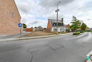 Deze bouwgrond zonder bouwverplichting van ca. 551 m² is gunstig gelegen in de Warandestraat, hartje Emelgem (Izegem), dichtbij winkels, scholen...