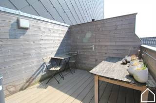 APPARTEMENT MET 1 SLAAPKAMER, ZONGERICHT TERRAS EN AUTOSTANDPLAATS IN IEPERDit appartement bestaat uit een ruime living met een open uitgeruste...