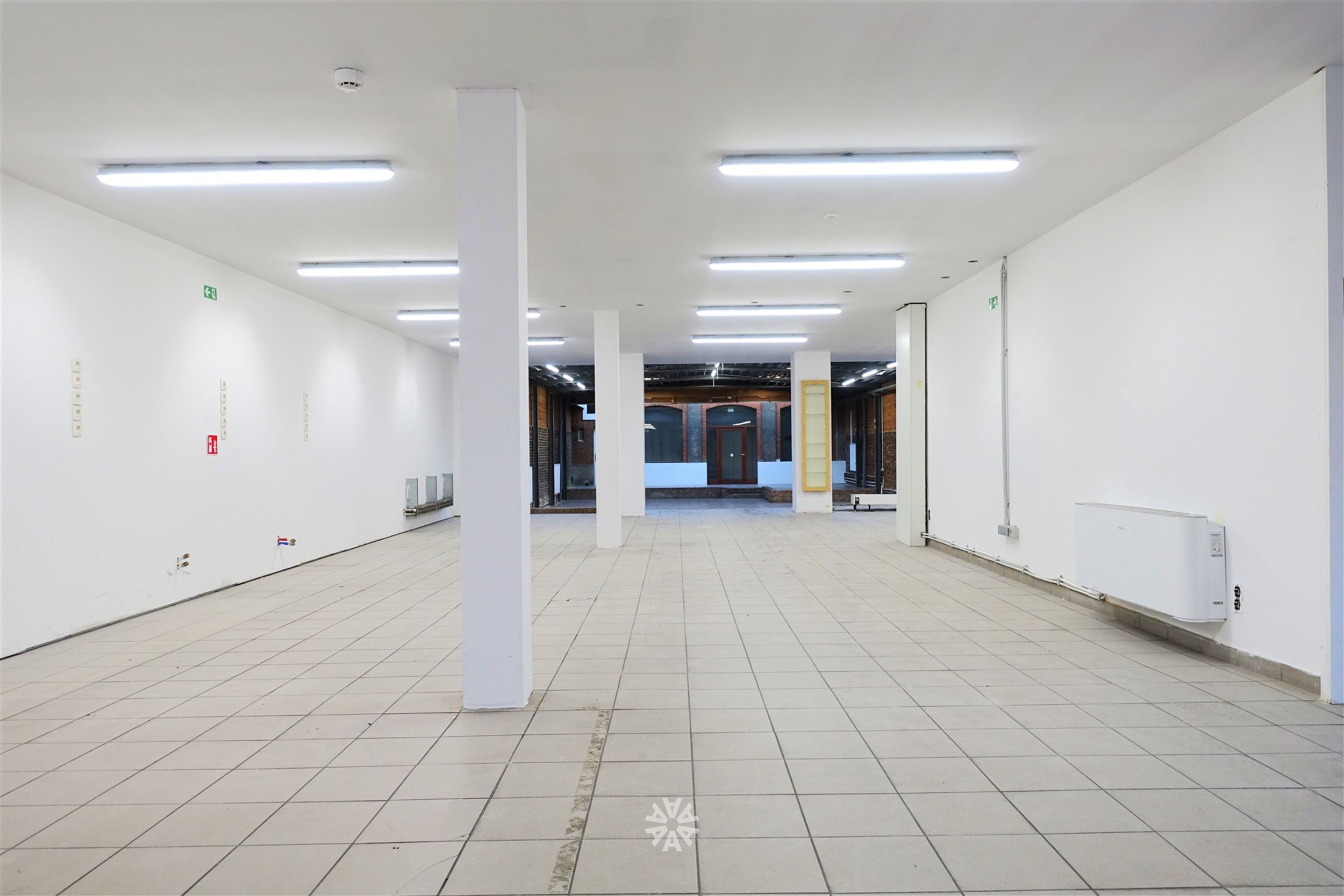Spacieux immeuble commercial à louer près de la gare de Gand-Saint-Pierre - photo 4