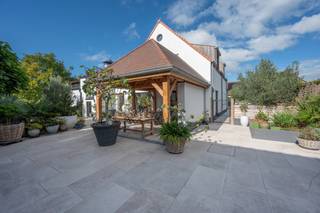 Recente villa (2023) op een ruim perceel van 900 m², gelegen in alle rust en privacy. De gevel combineert moderne elegantie met een vleugje klassieke charme. De woning is doordacht ontworpen met veel oog voor detail en baadt in natuurlijk licht dankzij de grote raampartijen, met mooi zicht op de aangelegde tuin. Binnen vindt u sfeervolle leefruimtes met een hoogwaardige afwerking in landelijke stijl, perfect gecombineerd met modern comfort.<br /><br />Indeling:<br />Gelijkvloers: inkomhal met gastentoilet, ruime slaapkamer met ensuite badkamer (ligbad, dubbele wastafel, toilet), open leefkeuken met SMEG-apparatuur, wasplaats, lichtrijke woonkamer met tuincontact en ruime berging.<br />Verdieping: drie slaapkamers (waarvan één als dressing), en een volledig uitgeruste badkamer (ligbad, douche, wastafel, toilet).<br /><br />De zuidgerichte tuin met terras en overdekt eiken bijgebouw zorgt het hele jaar door voor extra leefcomfort. Verder is er een ruime garage en een afzonderlijk bijgebouw met woonkamer, keuken, slaapkamer en douchekamer. Daarnaast is er plaats voor 4 wagens.<br /><br />Aarzel niet om ons te contacteren voor meer informatie: tel. : 050 62 44 14 of via knokke@immax.be