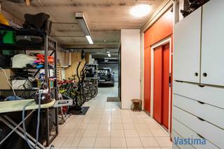 Bent u op zoek naar een uitzonderlijke woning waar ruimte, comfort en mogelijkheden samenkomen op een absolute toplocatie in Aalst? Dan is dit unieke pand precies wat u zoekt.<br /><br />Deze woning met zijn kenmerkende brutalistische gevel combineert wonen, werken en leven in het centrum van de stad op een manier die zelden op de markt komt. Dankzij de enorme bruikbare oppervlakte, de aanwezigheid van een lift én de inpandige garage geniet u hier van een uitzonderlijk comfort en flexibiliteit.<br /><br />Tussen 2016 en 2019 onderging het gebouw een grondige upgrade waarbij onder meer de inkomdeur en poort, het plat dak, de centrale verwarming op aardgas, de afvoerbuizen en het liftmechanisme werden vernieuwd. Bovendien is de elektriciteit conform en is het pand asbestveilig. In 2023 kregen de leefruimtes nog een volledige metamorfose waardoor het geheel vandaag een moderne uitstraling geniet.<br /><br />Met een bruikbare oppervlakte van circa 400 m², verdeeld over 5 niveaus inclusief kelder, biedt deze eigendom een zee aan ruimte voor grote gezinnen, zelfstandigen of mensen die wonen en werken willen combineren. Alle verdiepingen zijn bereikbaar via zowel vaste trap als lift, wat het pand extra toegankelijk en toekomstgericht maakt.<br /><br />Op het gelijkvloers bevindt zich een riante garage met sanitair, ideaal voor zelfstandige activiteiten, hobbyruimte of meerdere wagens. De 1ste verdieping vormt het hart van de woning met een open en lichtrijke leefruimte, een moderne leefkeuken met kookeiland, een praktische koffiecorner en extra bergruimte die eventueel kan omgevormd worden tot bijkomende buitenruimte.<br /><br />De 2de verdieping beschikt over 4 slaapkamers, een badkamer en een apart toilet. Op de bovenste verdieping wacht de royale masterbedroom met sanitaire voorzieningen, apart toilet en een gezellig terrasje waar u in alle rust kan genieten. Daarnaast beschikt de woning nog over een praktische kelderruimte.<br /><br />Ook technisch scoort deze woning bijzonder sterk dankzij de solide betonstructuur, het EPC-label B met een gunstige score van 164 kWh/m² en de reeds uitgevoerde investeringen. Hierdoor kan u zonder grote zorgen of ingrijpende werken onmiddellijk genieten.<br /><br />De ligging vormt zonder twijfel een extra troef. U woont hier letterlijk op enkele stappen van winkels, horeca, cultuur, sportvoorzieningen en openbaar vervoer. Bovendien geniet u van een uitstekende verbinding naar de E40 en de belangrijkste invalswegen.<br /><br />Deze eigendom biedt een zeldzame combinatie van ruimte, bereikbaarheid, comfort en multifunctionaliteit in het centrum van Aalst. Een woning met zoveel potentieel en mogelijkheden komt slechts uitzonderlijk op de markt.