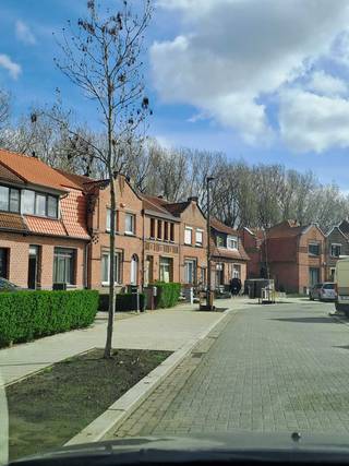 Half open bebouwing met voortuin,zij ingang voor fietsen,grote tuin oost-zuid gelegen.<br />Het is een authentieke woning in èèn van de rustigste en gezelligste straten uit de buurt.<br />Enkel wagens van de mensen die er wonen.<br />Volledig onderkelderd.<br />Grote gezellige leefruimte van 60 vierkante meter met open keuken.<br />Verwarming nog op gaskachels en airco.<br />Op de eerste etage twee ruime slaapkamers en een ruime badkamer.<br />Heel het huis is voorzien van dubbele beglazing met elektrische rolluiken.<br />Er zijn ook twee toiletten aanwezig.<br />Het huis is gelegen op 50m en 500m van scholen.<br />In de straat is een speelplein en achter de hoek nog èèntje.<br />Op 100m van de ingang van park rivierenhof.<br />In een straal van 1km bevind zich<br />Aldi<br />Lidle<br />Colruyt<br />Delhaize<br />Openbaar vervoer<br />Opritten snelweg.<br />Op een boogscheut van centrum Antwerpen.<br />Het huis is in zeer verzorgde staat,de gevel is gezandstraald.<br />Ideaal voor starters die nog enkele veranderingen willen doen naar hun eigen zin en financiele middelen.<br />Voor verdere info of afspraak kan u bellen naar nr 0495 57 52 16.<br />