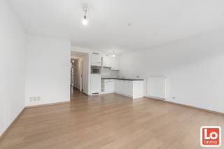 In centrum van Lochristi vinden we dit recent 2 slaapkamer appartement op de tweede verdieping van Residentie Fleur.  Dit appartement omvat op...