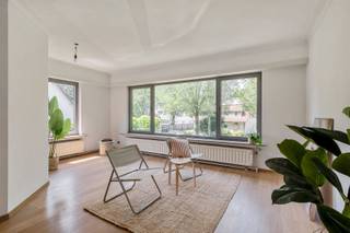 <p><span>Appartementsgebouw met 2 units in groene Hoge Kaart, Brasschaat</span></p><p><span> </span></p><p><span>Dit vergunde appartementsgebouw ligt in de Hoge Kaart in Brasschaat, een rustige en zeer groene omgeving. Een oprit naast het gebouw zorgt voor extra parkeergemak, en de 2 garageboxen maken het pand helemaal compleet voor wie op zoek is naar een solide opbrengsteigendom. </span></p><p><span> </span></p><p><span>• Vergund als appartementsgebouw met 2 units</span></p><p><span>• 2 garageboxen</span></p><p><span>• Tuin op te delen in 2 delen, zodat elke unit een eigen buitenruimte krijgt</span></p><p><span>• Oprit naast het gebouw</span></p><p><span>• Dak en ramen reeds vernieuwd</span></p><p><span>• EPC D voor GV , EPC C voor V1</span></p><p><span>• Gelijkvloers verhuurd: €625/md</span></p><p><span>Bij het binnenkomen valt meteen de groene, rustige ligging van dit pand op. Gelegen in de Hoge Kaart in Brasschaat, een gegeerde en groene wijken van de gemeente, biedt deze locatie op elk moment van de dag rust en ruimte op enkele minuten stappen van winkels, scholen, bakkers, apotheken, ijssalon Cocorico, ...</span></p><p><span>Het gebouw is vergund als appartementsgebouw met 2 units: een gelijkvloers appartement en een appartement op de 1e verdieping met terras. Beide units delen een tuin die perfect in 2 delen op te splitsen is, zodat elke bewoner over een eigen buitenruimte beschikt. Naast het gebouw ligt een oprit, en de 2 garageboxen bieden extra opbergruimte of een vaste parkeerplaats.</span></p><p><span>Dak en ramen werden reeds vernieuwd, wat het pand meteen instapklaar maakt en toekomstige kosten beperkt. Een sterke troef voor wie op zoek is naar een opbrengsteigendom zonder grote werken.</span></p><p><span> </span></p><p><span>Contacteer Sinjoor Makelaars op 03 646 66 55 of christophe@sinjoor.be voor meer informatie of een bezoek ter plaatse.</span></p><p><span> </span></p>