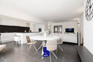 Stijlvol appartement met uniek uitzicht op het Wapenplein in Oostende<br />Welkom in dit prachtige appartement, waar ruimte, comfort en een topligging perfect samenkomen. Vanuit de royale woonkamer geniet u elke dag van een uniek en levendig uitzicht op het Wapenplein, het bruisende hart van Oostende.<br />De moderne, volledig uitgeruste keuken vormt het kloppende hart van de woning. Dankzij het ruime kookeiland is dit de ideale plek om samen met familie en vrienden te koken, aperitieven en gezellige momenten te beleven.<br />Het appartement beschikt over twee volwaardige slaapkamers, die elk rechtstreeks toegang geven tot een eigen terras. Zo geniet u op elk moment van de dag van een aangename buitenruimte.<br />Verder vindt u een apart gastentoilet en een stijlvolle, luxueuze badkamer, uitgerust met een ruime inloopdouche en een hoogwaardige afwerking.<br />Als extra troef beschikt het appartement over een praktische fietsenberging, ideaal voor wie graag de stad en de kust per fiets verkent.<br />Bent u op zoek naar een ruim, instapklaar appartement met een uitzonderlijke ligging, veel lichtinval en alle comfort? Dan is dit een unieke kans die u niet mag missen.