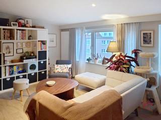 <strong>WOLUWE-SAINT-LAMBERT, wijk Tomberg, vlakbij het Woluwe Shopping Center en de belangrijkste verkeersaders, charmant appartement met 2 slaapkamers van ±65 m².</strong><br /><br /><strong><span>Op de 3e verdieping</span> :</strong><br />
<ul>
<li>Hal van ±4 m²</li>
<li>Woonkamer van ±30 m²</li>
<li>Open ingerichte keuken van ±7 m² (oven, kookplaten, afzuigkap, koelkast/diepvriezer)</li>
<li>Slaapkamer 1 van ±12 m²</li>
<li>Slaapkamer 2 van ±8 m²</li>
<li>Doucheruimte (douche, wastafel)</li>
<li>Aparte wc van ±1 m²</li>
</ul>
<br />Geen gemeenschappelijke kosten! <br /><br />Garagebox optioneel voor 110 € extra per maand