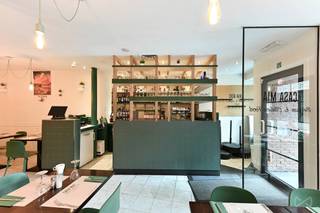 <p>In de iconische Muntstraat, zonder twijfel de meest sfeervolle horecastraat van het historische centrum van Leuven, bieden wij een uitzonderlijk opbrengsteigendom aan. Deze absolute toplocatie geniet van een permanente passage van bewoners, studenten, toeristen en bezoekers, omringd door de beste restaurants en gezellige terrassen die de stad te bieden heeft.<br /><br />Het gebouw omvat een ruime commerciële gelijkvloerse handelsruimte, momenteel verhuurd aan een restaurant, en zeven volledig verhuurde appartementen op de bovenliggende verdiepingen. Hierdoor geniet u onmiddellijk van een stabiele en aantrekkelijke huuropbrengst. De appartementen genereren samen een jaarlijkse huurinkomst van €71.000, terwijl de commerciële ruimte een jaarlijkse huur van €53.000 oplevert. De totale jaarlijkse huuropbrengst bedraagt daarmee €130.000.<br /><br />Het volledige gebouw werd in 2022 grondig gerenoveerd, waardoor het zich vandaag in uitstekende staat bevindt en een zorgeloze investering vormt voor de komende jaren.<br /><br />Dankzij de combinatie van een absolute A-locatie, een volledig verhuurd gebouw, een sterke huurdersmix en een recente totaalrenovatie is dit een zeldzame investeringsopportuniteit in het centrum van Leuven. Een ideaal pand voor investeerders die op zoek zijn naar een kwalitatief, toekomstgericht vastgoed met een onmiddellijk en stabiel rendement.<br /><br />Contacteer ons voor meer info of een volledig investeringsdossier.</p>