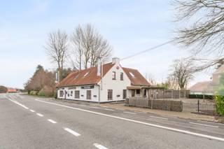 Dit charmant handelspand met woongelegenheid bevindt zich langs de verbindingsweg tussen Veurne en Nieuwpoort.HANDELSGEDEELTE Het handelsgedeelte...