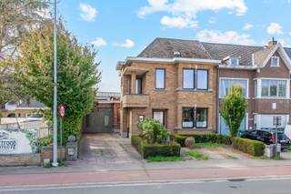 <p><span>Dit prachtige herenhuis in karaktervolle art-decostijl werd oorspronkelijk gebouwd in 1947 en onderging in 2025 een grondige renovatie. De woning combineert authentieke charme met hedendaags comfort en biedt een uitzonderlijk potentieel dankzij de omvangrijke magazijn- en opslagruimtes.</span></p><p><span>Bij het betreden van de woning wordt u verwelkomd in een inkomhal met vestiaire en gastentoilet. De bijzonder ruime leef- en eetruimte is voorzien van een parketvloer en ingebouwde kasten, waardoor hier een aangename en karaktervolle leefomgeving ontstaat. Aansluitend bevindt zich een aparte bergruimte. De keuken is aan de achterzijde van de woning gelegen en biedt rechtstreeks toegang tot de gezellige binnenkoer van circa 15 m².</span></p><p><span>Op de eerste verdieping bevinden zich momenteel twee slaapkamers en een badkamer. Hier is nog verdere afwerking voorzien, waardoor u de ruimtes volledig naar eigen smaak kunt afwerken. Ook de ruime zolder biedt interessante uitbreidingsmogelijkheden. Hoewel deze momenteel niet rechtstreeks via een vaste trap toegankelijk is, kan mits een relatief eenvoudige ingreep een trap worden voorzien, waardoor hier nog twee extra slaapkamers of polyvalente ruimtes kunnen worden gecreëerd.</span><span> </span></p><p><span>Een absolute troef van deze eigendom zijn de omvangrijke opslag- en magazijnruimtes. Via de oprit aan de straatzijde bereikt u een aaneenschakeling van verschillende magazijnen met een totale oppervlakte van maar liefst 450 m². Deze ruimte biedt tal van mogelijkheden voor zelfstandigen, ondernemers of wie nood heeft aan ruime opslag- en werkfaciliteiten vlak bij de eigen woning.</span></p><p><span>Boven het magazijn bevindt zich bovendien een afzonderlijk appartement van circa 70 m², bestaande uit een ruime leefruimte met zicht op de tuin, een slaapkamer en een badkamer. Dit appartement kan interessant zijn als woongelegenheid, kantoorruimte, praktijkruimte of extra verblijfsmogelijkheid.</span></p><p><span>Achteraan geniet de woning van een aangename zuidgerichte tuin, ideaal om in alle rust van de buitenruimte te genieten. </span></p><p><span>Deze veelzijdige eigendom is dan ook bijzonder interessant voor wie wonen en werken wil combineren. Dankzij de royale magazijnoppervlakte, het extra appartement, de uitbreidingsmogelijkheden in de woning en de zuidgerichte tuin beschikt u hier over een eigendom met bijzonder veel potentieel. Mits verdere afwerking creëert u een unieke combinatie van wonen, ondernemen en ruimte op één locatie.</span></p><p><span> </span></p><p><span>Voor meer informatie en/of een bezoek, contacteert u Didier op het nummer 0476/ 73. 17. 99.</span></p><p><span> </span></p>