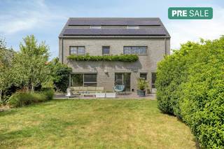 Située dans la paisible Houtestraat 16 à Hombeek, à peine 10 minutes de Malines et bénéficiant d'une excellente connexion avec Anvers et Bruxelles, cette maison individuelle de 2008 allie luxe, espace et durabilité.<br /><br />Les avantages les plus importants :<br /><br />Économe en énergie et tournée vers l'avenir (EPC A) : équipé de panneaux solaires, d'une batterie domestique et d'un chauffage au sol confortable.<br /><br />Jardin de rêve orienté plein sud (1 189 m²) : jardin ensoleillé magnifiquement aménagé avec un salon attrayant, une piscine et une intimité optimale.<br /><br />Beaucoup d'espace (303 m² habitables) : 4 chambres complètes, 2 salles de bain et un garage intérieur double.<br /><br />Emplacement idéal : rue calme et adaptée aux enfants dans la charmante ville de Hombeek, facilement accessible.<br /><br />Disposition de la maison :<br /><br />Rez-de-chaussée : Un espace de vie spacieux et lumineux grâce à de grandes fenêtres qui se connectent parfaitement à la terrasse ensoleillée. Le coin salon confortable est doté d'une cheminée confortable. À côté se trouvent la salle à manger, la cuisine ouverte, une buanderie/débarras pratique, des bureaux et le double garage intérieur.<br /><br />Premier étage : quatre chambres spacieuses et lumineuses et deux salles de bain confortables et entièrement équipées, parfaitement adaptées à la vie de famille.<br /><br />Espace extérieur :<br />Le jardin orienté plein sud est une véritable oasis privée. Profitez du beau temps sur la grande terrasse, détendez-vous dans le salon intérieur ou faites un plongeon rafraîchissant dans la piscine.<br /><br />En bref : une maison familiale prête à emménager et à l'épreuve du temps, où confort, espace et sentiment de vacances se rencontrent.<br /><br />Intéressé par cette propriété unique ? Contactez-nous dès aujourd'hui pour plus d'informations ou pour une visite via Dewaele Vastgoed Mechelen !<br /><br />Le bien est proposé selon la formule Pre-sale. Du 21/09/2026 09:00 au 25/09/2026 12:00, vous pouvez visiter la maison sur rendez-vous et faire une offre. Le prix affiché est un prix indicatif. Pour plus d'informations, veuillez contacter le responsable du dossier.<br /><br />Registre des mesures: non