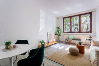 Deze woning ligt in een rustige straat, op slechts enkele stappen van de hippe Marnixplaats, het trendy Antwerpen-Zuid en het bruisende stadscentrum. In de buurt vind je tal van winkels, gezellige eet- en drinkgelegenheden. Scholen, openbaar vervoer en belangrijke invalswegen zijn vlot bereikbaar, waardoor je hier geniet van een aangename combinatie van rust en stadsleven.<br />Deze te renoveren woning, met een bewoonbare oppervlakte van ca. 173 m², biedt een unieke kans om volledig naar eigen smaak een thuis te creëren.<br />Bij binnenkomst via de inkomhal kom je rechts in de woonkamer, die achteraan aansluit op een ruime keuken en een aparte douchekamer met wastafel en toilet. Op de eerste verdieping bevinden zich twee slaapkamers en een ruime badkamer met ligbad, wastafel, tweede toilet en aansluitingen voor wasmachine en droogkast. Op de tweede verdieping en de zolderverdieping zijn telkens nog twee slaapkamers voorzien. Daarnaast beschikt de woning over een ruime kelder.<br />Dankzij de gunstige ligging en het vele potentieel is dit een buitenkans voor wie zijn eigen stempel wil drukken op een nieuwe thuis.<br />EPC-score: 303 (Label D) - zonder renovatieverplichting - P- & G-score C - Stedenbouw: Vg- Wche-Gmo-Gvkr-Gvv<br />Interesse? Contacteer ons via 03 233 33 00 of walls.be