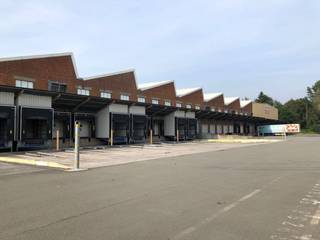 Fantastically located logistics warehouse of +/- 6,458 m² for rent at 2 km from the E42 and 2.5 km from the E42 at Pommeroeul. The insulated warehouse is equipped with loading docks, automatic sectional gates and a poly concrete floor. Furthermore, the warehouse has fluorescent lighting and a high-voltage cabin. Presence of social areas and a canteen. Available immediately! Ample parking and maneuvering space on the paved site. Also possibility to rent larger surfaces . Contact PANORAMA for additional (technical) information, plans or a no-obligation site visit 02 540 20 20.