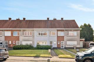 Volledig GERENOVEERDE rijwoning met zonnige tuin in het centrum van Menen. Hoogwaardige afwerking en instapklaar comfort. Indeling: inkomhal met...