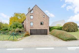 Deze ruime, statige gezinsvilla uit de jaren ’80, gelegen in Strijpen, een deelgemeente van Zottegem, combineert een royale woonindeling met een mooie, zuidwestgerichte tuin en een bijzonder gunstige ligging.<br /><br />Bij het betreden van de woning verwelkomt de ruime inkomhal met natuurstenen vloer en trap u in een interieur met karakter. De lichtrijke leefruimte vormt het hart van de woning en staat in verbinding met een bureau/bibliotheek/speelhoek/... en de keuken. Dankzij de grote lichtinval en de rechtstreekse toegang tot de terrassen en de tuin geniet u hier volop van het binnen- en buitenleven.<br /><br />Op het gelijkvloers bevinden zich verder een praktische berging en een gastentoilet.<br /><br />De eerste verdieping biedt plaats aan vier volwaardige slaapkamers, een dressing, een badkamer, een afzonderlijke douchekamer en een apart toilet. De zolder, bereikbaar via een valluik, biedt bijkomende bergruimte.<br /><br />Ook op praktisch vlak heeft deze villa heel wat te bieden: een inpandige dubbele garage, een ruime oprit en volledig onderkelderd, deels uitgevoerd als kruipkelder. Bovendien beschikt de woning over een gunstig EPC-label B.<br /><br />Het perceel van maar liefst 1.210 m² is zuidwestgericht en biedt alle mogelijkheden om in alle rust te genieten.<br /><br />De ligging is een echte troef: strategisch gelegen met voorzieningen en verbindingswegen binnen bereik, terwijl u op amper enkele minuten wandelen al in de vrije natuur staat.<br /><br />