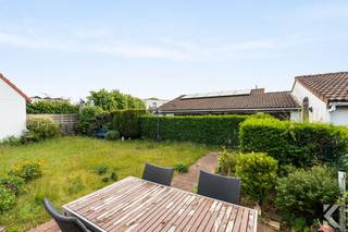 <p><span><strong>Prachtige visserswoning domein Bos &amp; Duin te Oostduinkerke.</strong></span></p><p><span>Gelegen op een absolute toplocatie in Oostduinkerke geniet deze ruime vakantiewoning van een uiterst gegeerde ligging in een rustig en groen vakantiedomein en vele troeven.</span></p><p><span>Troeven:</span><br /><span>• Grootste tuin van het domein</span><br /><span>• Zuidgerichte en veel privacy</span><br /><span>• Charmant en instapklaar, propere staat</span><br /><span>• Rustige ligging vlakbij duinen</span><br /><span>• 3 slaapkamers, groot formaat</span><br /><span>• Afgesloten perceel met poortje</span><br /><span>• Elektrische zonneluifel</span><br /><span>• 2 praktische buitenbergingen voor fietsen, wasmachine en meer</span></p><p>Private parking aan de woning inbegrepen!</p><p><span>Indeling:</span><br />Gelijkvloers:<br /><span>Sfeervolle leefruimte met gezellige haard</span><br /><span>Volledig ingerichte en keuken met recente oven, vaatwasser, frigo, microgolfoven, </span><br />P<span>ropere badkamer met douche, lavabo en toilet, apart gastentoilet, ruime slaapkamer, </span></p><p><span>Verdieping:</span><br /><span>2 volwaardige slaapkamers</span><br /><span>Ingebouwde schuifkasten in vrijwel elke beschikbare muurruimte</span></p><p><span>Extra bergruimte:</span><br /><span>Berging met wasmachine, diepvries en elektrische installatie</span><br /><span>Tweede berging ideaal voor fietsen, barbecue en tuinmateriaal</span></p><p><span>Extra troeven:</span><br /><span>• Geen asbest aanwezig</span><br /><span>• Onderhouden schouw</span><br /><span>• Rustige en kwalitatieve buren</span><br /><span>• Zeer gegeerde ligging in Koksijde/Oostuinkerke</span><br /><br /><span>Parking inbrepepen in de prijs!</span></p><p><span>Voor meer info of een bezoek:</span><br /><span>karel@roetsvastgoed.be</span><br /><span>0470342025</span></p><p> </p>
