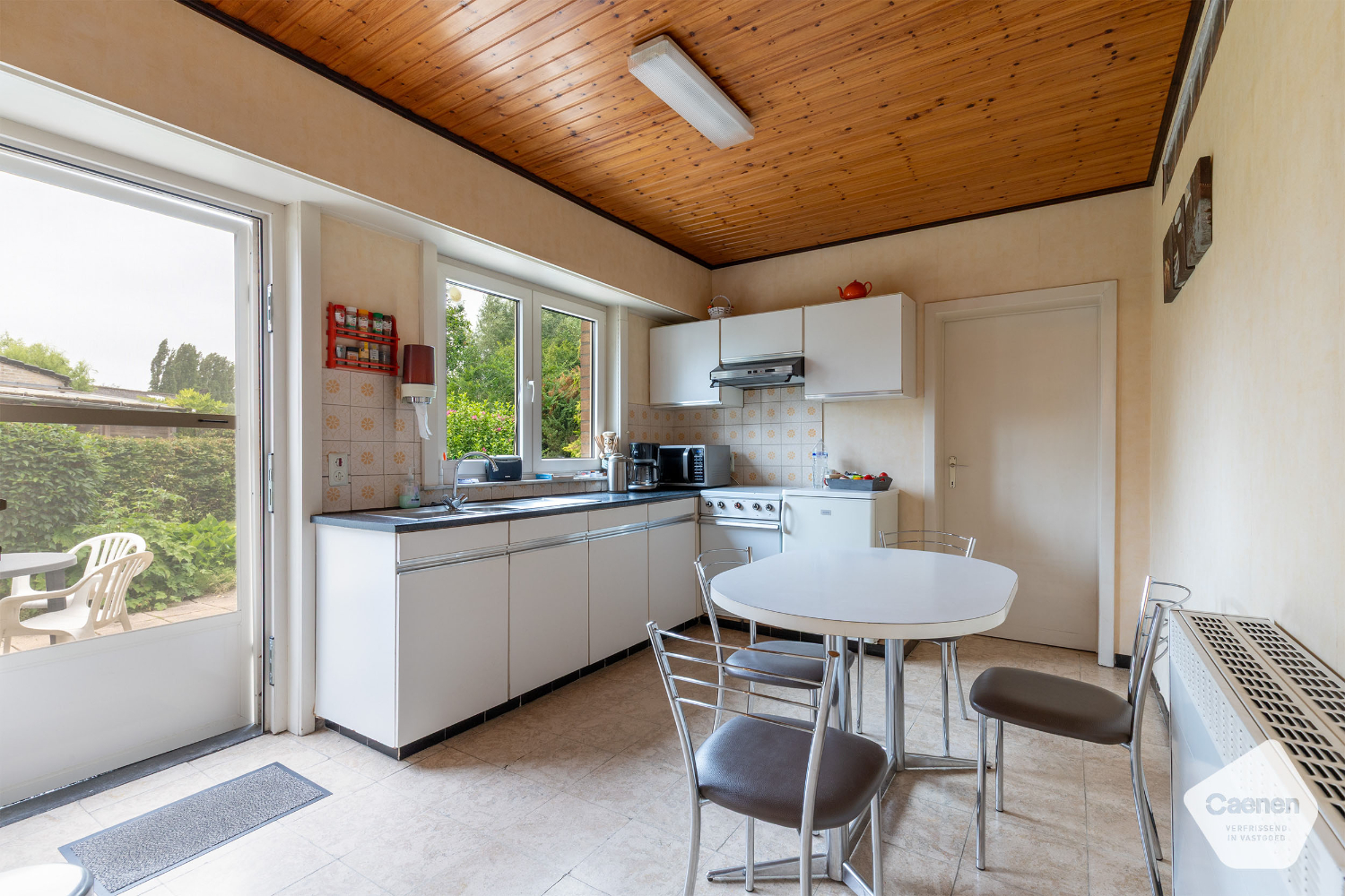 Te renoveren bungalow met 3 slaapkamers, garage en een prachtige tuin op een mooi perceel van 1000 m². - foto 5