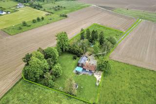Immo Pické biedt U dit uitzonderlijke landhuis met aangrenzend weiland aan omgeven door natuur en weilanden maar toch gelegen op wandelafstand van...