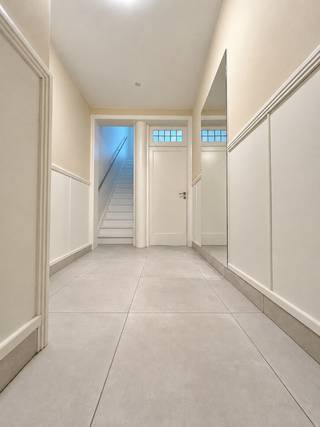Deze instapklare woning is centraal gelegen en omvat een gelijkvloerse verdieping met inkom, apart toilet, ruime lichtrijke leefruimte en volledig ingerichte keuken. Op het eerste verdiep zijn 2 ruime slaapkamers en een badkamer met inloopdouche, lavabomeubel en toilet. Op het tweede verdiep zijn 2 ruime slaapkamers en een zolderruimte aanwezig. Er is tevens een zeer ruime kelder met aansluiting voor de wasmachine. Buiten is een afgesloten tuin met terras.