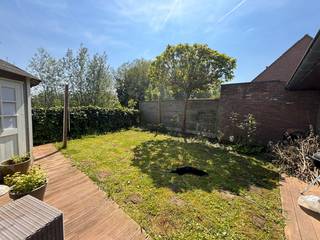 Deze instapklare woning bestaande uit: inkomhal met toilet, lichtrijke woonkamer - salon met grote open keuken met ontbijthoek en aansluitende berging. Wasplaats met bergplaats. Oprit.<br /><br />Op de verdieping hebben we de nachthal, 3 ruime slaapkamers en een 4de slaapkamer of bureel/dressing. Badkamer met bad/douche en apart toilet.<br /><br />Tuin met terras en tuinhuis. Zicht op een waterpartij.<br /><br /><u>Troeven?</u><br /><br />+ Energiezuinige woning (label A);<br />+ Recente verwarmingsketel, zonnepanelen;<br />+ Zolderruimte (mog. extra kamer);<br />+ Rustige kindvriendelijke wijk;<br />+ Zonnepanelen;<br />+ 4 slaapkamers - badkamer.<br /><br />EPC 100 kWh/m² UC3148536<br /><br />Vg – Wg – Gmo – Gvkr – Vv<br /><br />Benieuwd naar dit pand of een andere eigendom? www.coventa.be – 051 222 051