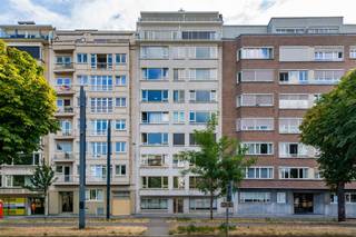 <p><span> </span></p><p><span>Welkom in dit charmante appartement op de vijfde verdieping van de residentie Olympic, met een bewoonbare oppervlakte van 91m². </span></p><p><span>Bij het binnenkomen in de inkomhal zijn er ingemaakte vestiarekasten en een bergingskast. Aan de voorkant van het appartement begeeft zich de sfeervolle woonkamer met zuidwestelijke oriëntatie, ideaal voor wie houdt van natuurlijke lichtinval. De aparte keuken is volledig uitgerust en geeft toegang tot een praktisch terras, perfect voor het plaatsen van vuilnisbakken of andere benodigdheden. Het appartement beschikt over een apart toilet, een functionele badkamer met ligbad en lavabo, en twee slaapkamers (14 m² en 9 m²). De grootste slaapkamer is rustig gelegen aan de achterzijde en biedt toegang tot een gezellig terras. De verkoopprijs betreft een instelprijs!</span></p><p><span>Nog enkele troeven op een rijtje:</span></p><ul><li><span>Gelegen op een uitstekende locatie, vlakbij de opritten van de E40 en E17 </span></li><li><span>Openbaar vervoer naar het historisch centrum op slechts 100 m wandelen</span></li><li><span>De voor-en achtergevel zijn recent gerenoveerd, wat zorgt voor een mooie uitstraling van het appartement</span></li><li><span>Een zeer gunstig EPC-label A!</span></li><li><span>Apart gastentoilet</span></li><li><span>Een privatieve kelderberging aanwezig</span></li></ul><p><span> </span></p><p><span>Mis deze unieke kans niet om eigenaar te worden van dit veelzijdig appartement. Met een beetje liefde en persoonlijke toets maak je van dit appartement een warme thuis. </span></p><p><span>Meer weten of een bezoek inplannen? Contacteer Anthes via 09/225.00.78 of mail naar anthes@defooz.com.</span></p>