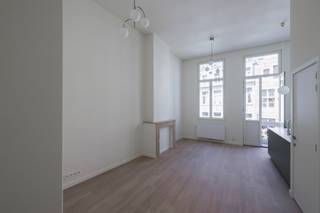 <p>Appartement 2 chambres élégamment rénové au cœur d’Anvers</p>
<p>Découvrez ce magnifique appartement 2 chambres récemment rénové, idéalement situé dans le centre d’Anvers, à quelques pas des quais de l’Escaut et de la charmante Kloosterstraat.</p>
<p>L’appartement allie parfaitement le charme authentique au confort contemporain. Les hauts plafonds et les grandes fenêtres offrent une luminosité exceptionnelle ainsi qu’une agréable sensation d’espace dans tout le logement. La rénovation récente a été réalisée avec soin et des finitions de qualité.</p>
<p>Le séjour lumineux s’ouvre sur un agréable balcon, idéal pour profiter d’un café le matin ou d’un moment de détente en ville. La cuisine moderne ainsi que les deux chambres confortables font de cet appartement un bien parfait pour vivre avec style et confort.</p>
<p>Grâce à sa situation centrale, boutiques tendance, restaurants, galeries et transports en commun se trouvent à proximité immédiate, tandis que les quais de l’Escaut offrent un cadre agréable pour se détendre et profiter pleinement de la vie anversoise.</p>
<p>Un appartement clé en main, plein de caractère, de lumière et bénéficiant d’un emplacement exceptionnel à Anvers.</p>