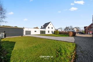 Deze volledig vernieuwde woning combineert hedendaags comfort met een vlotte bereikbaarheid en vormt zo de ideale thuisbasis voor wie stijlvol...