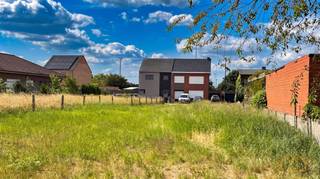 <p>Welkom op deze zuidoostelijk georiënteerde bouwgrond van bijna 6 are, voor halfopen bebouwing, in het centrum van Geel!</p><br /><p>Gelegen langs de Groenstraat, geeft hij een perfecte mix voor mensen die het groen in de buurt weten te appreciëren, mensen die van het centrum willen genieten, , en mensen die het centrum vlot met de auto willen kunnen verlaten.</p><br /><p>Voor onderwijs is geel een ware parel. Van kleuterschool tot hoge school vind je om de hoek.</p><br /><p>De bouwvoorschriften zitten als bijlage bij de advertentie . Wil je de bouwvoorschriften samen met ons bespreken, ben je zeker welkom.</p><br /><p>Achter de tuin loopt een spoorlijn waar hoofdzakelijk elektrische treinen rijden. Die hinder die je daarvan ondervindt, is eerder beperkt.</p><br /><p>Zie jij hier de gelegenheid om jouw bouwproject te realiseren? Neem dan nu contact op met Nxxt Vastgoed!</p><br /><p>Heb je plannen om jouw (oude) woning te verkopen of te verhuren? Bij Nxxt Vastgoed maken we graag tijd om de mogelijkheden die het pand biedt samen met jou te bekijken, en die vervolgens aan jouw wensen te koppelen. <br />Samen maken we van jouw vastgoeddroom een Succesvolle Nxxt Step! </p>