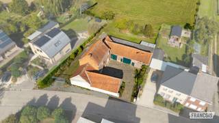 Droom je van landelijk wonen met ruimte, karakter en eindeloze inspiratie voor jouw eigen woonproject? In Scheldewindeke, deelgemeente van Oosterzele, ontdek je deze te renoveren hoeve met bijhorende stallen en uitgestrekte weilanden op een totale oppervlakte van maar liefst 8.829 m².<br /><br />De bestaande hoeve biedt een mooie basis voor wie een karaktervolle eigendom volledig naar eigen smaak wil renoveren. Dankzij de ligging van de hoeve in woongebied zijn er bovendien interessante mogelijkheden om een toekomstig woonproject uit te werken. Denk bijvoorbeeld aan een ruime gezinswoning, eventueel gecombineerd met een praktijkruimte of een zelfstandige activiteit, steeds onder voorbehoud van de nodige vergunningen.<br /><br />De aanwezige stallen vormen een bijkomende troef en bieden heel wat mogelijkheden voor opslag, hobby's of het houden van dieren, afhankelijk van de vergunde bestemming en het toegelaten gebruik.<br /><br />Achter de hoeve strekken zich de weilanden uit, gelegen in landschappelijk waardevol agrarisch gebied. Een bijzonder aantrekkelijke omgeving voor paarden- en dierenliefhebbers of voor wie vooral op zoek is naar rust, groen en ruimte.<br /><br />De eigendom geniet bovendien van een vlotte verbinding naar de omliggende gemeenten en dagelijkse voorzieningen in de omgeving.<br /><br />Een unieke kans voor wie een authentieke hoeve nieuw leven wil inblazen en droomt van een eigen plek met ruimte, vrijheid en tal van mogelijkheden!<br /><br />De verkoop omvat de hoeve (Peperstraat 20) met bijhorende grond, evenals lot 2 en lot 4 zoals aangeduid op het bijgevoegde proces-verbaal van opmeting en verdeling.<br /><br />De toekomstige invulling en eventuele verbouwings-, uitbreidings- of functiewijzigingsmogelijkheden zijn steeds onder voorbehoud van de geldende stedenbouwkundige voorschriften en de nodige vergunningen.<br /><br />Interesse? Neem gerust contact op met Immo Francois voor meer informatie of een bezoek ter plaatse.<br /><br />