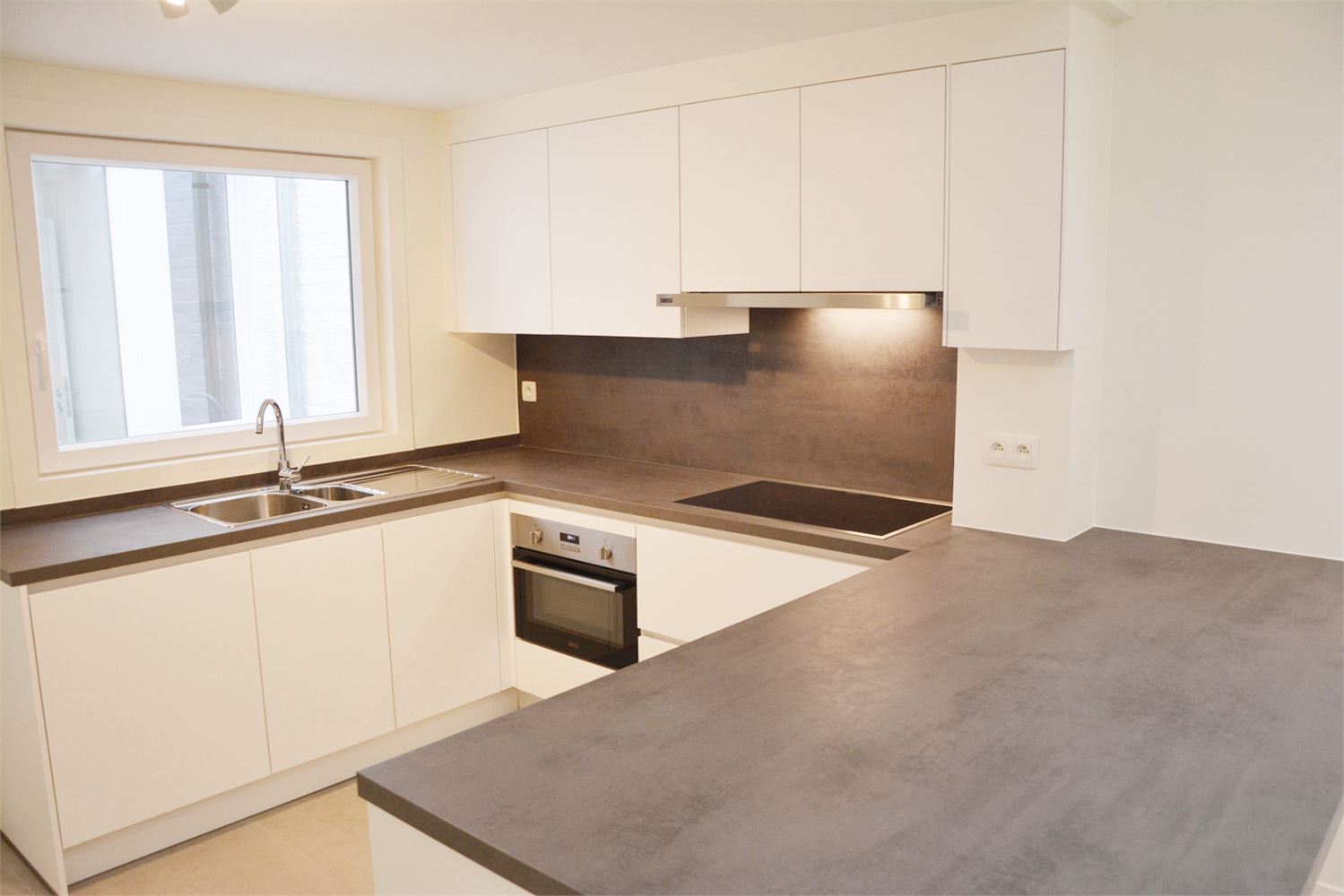 Tot in de puntjes gerenoveerde rijwoning met 2 slaapkamers. - foto 5