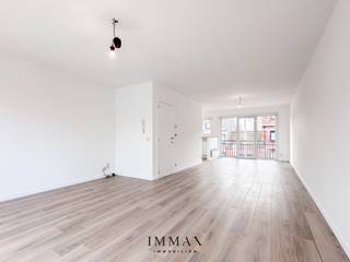 Dit recent vernieuwde appartement biedt comfort, ruimte en een uitstekende ligging in het centrum van Sint-Kruis.De indeling is als volgt: inkomhal...