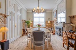 Op een gegeerde locatie, nabij het centrum van Mechelen, ligt dit mooie karaktervolle herenhuis.Hier gaan authenticiteit en wooncomfort hand in...