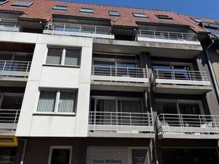 Mooi gemeubeld appartement gelegen in de Duinenstraat aan de achterzijde van de residentie Zuiderbries II.Via de inkomhall met apart toilet kom je in...