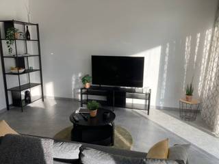 Modern Gelijkvloers Appartement met Tuin &amp; Topenergiescore Bent u op zoek naar een instapklaar , comfortabel en toekomstbestendig appartement? Dit hoogwaardig afgewerkte gelijkvloers appartement met één slaapkamer combineert modern wooncomfort met een uitstekende energiezuinigheid (A-label/bijna-energieneutraal) en een heerlijke privétuin. Indeling van het appartement Lichte woonkamer: Ruime, open zithoek met grote raampartijen die zorgen voor maximale natuurlijke lichtinval. Open keuken: Moderne designkeuken voorzien van hoogwaardige, energiezuinige inbouwapparatuur (kookplaat, vaatwasser, micro-oven en koelkast).Tuin &amp; Terras: Via de schuifpui in de woonkamer stapt u direct op het aangelegde terras en de zonnige, onderhoudsvriendelijke privétuin. Rustige slaapkamer:  master bedroom voorzien van dressing
 
Prijs 1100 € + 100 € parking + 100 € gemeenschappelijke kosten totaal 1300 € nutsvoorzieningen apart te betalen. DIRECT BESCHIKBAAR !!!!