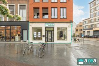 <p><span>Op zoek naar een instapklaar handelspand als investering?</span></p><p><span>Op een zichtbare hoeklocatie aan de </span><span>Kioskplaats 125 in Hoboken</span><span> bevindt zich dit volledig gerenoveerde handelsgelijkvloers met een totale oppervlakte van </span><span>48 m²</span><span>. Het pand werd in </span><span>2023 totaal gerenoveerd</span><span> en beschikt over een </span><span>EPC-label B</span><span> en verwarming via </span><span>warmtepomp</span><span>.</span></p><p><span>De ruimte is momenteel verhuurd aan </span><span>1.092/maand</span><span>, waarbij de huurder blijft. Dit resulteert in een aantrekkelijk rendement van </span><span>4,69%</span><span>, wat het pand interessant maakt voor investeerders die op zoek zijn naar een zorgeloze opbrengsteigendom.</span></p><p><span>Indeling:</span></p><p><span>Aan de voorzijde bevindt zich een onthaalruimte met twee bureautafels. Verder is er een aparte vergaderruimte en een geïnstalleerde keuken/cafetaria met printhoek. Van hieruit is er toegang tot het toilet en de berging.</span></p><p><span>Grootste troeven:</span></p><ul><li><span>Hoekpand met goede zichtbaarheid</span></li><li><span>Totaal gerenoveerd in 2023</span></li><li><span>EPC B</span></li><li><span>Verwarming via warmtepomp</span></li><li><span>Geïnstalleerde keuken</span></li><li><span>Huurder blijft aanwezig</span></li><li><span>Rendement van 4,69%</span></li></ul><p><span>Voor meer informatie kan u terecht bij Area Partners: </span><span><span>Info@area.be</span></span><span> of </span><span>03/284.60.60</span><span>.</span></p>