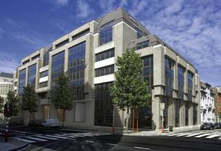 Volledig gerenoveerd pand, gebaseerd op een nieuw architecturaal concept. Mooie en ruime inkomhal waarbij de afwerking bestaat uit natuursteen. <br /><br />Parking binnen: 1.750 Euro/plaats/jaar (ratio: 1/49m²)<br />Archieven: 110 Euro/m²/jaar