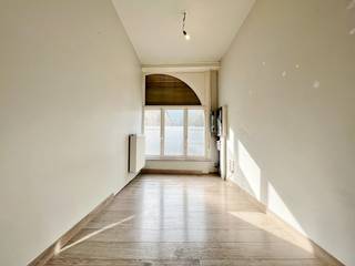 Deze rijwoning is gelegen op wandelafstand van de grote markt en omvat een gelijkvloerse verdieping met inkom, leefruimte met eet- en...