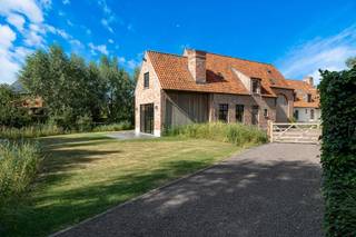 <p>De woning is gelegen aan het einde van een doodlopende straat in Moerkerke. Dé ideale plaats voor wie van de rust wil genieten en graag buurtwinkels in de directe omgeving heeft. Verder is het de ideale vertrekplaats voor een fietstocht of een wandeling in het groen + u bevindt zich op 10 minuten van Knokke en Brugge.</p>
<p>De woning scoort bijzonder goed qua energiezuinigheid (EPC: 9 kWh/m²) dankzij z’n warmtepomp, zonnepanelen, thuisbatterij, vloer-muur- en dakisolatie, ventilatie D, .. Daarnaast is de woning voorzien van 2 regenwaterputten van elk 10.000L .</p>
<p>Technisch: de woning is voorzien van basis domotica die bedienbaar is via scherm en app, elke slaapkamer kan apart ingesteld worden qua temperatuur, waterontharder, inbouw badkamer kraanwerk,…</p>
<p>Indeling: <br />Gelijkvloers: inkom met vestiaire, gastentoilet, leefruimte (zithoek met houtcassette - eetplaats), open keuken met kwaliteitstoestellen, keukenberging, garage met doucheruimte, afzonderlijke praktijk. De trap naar de eerste verdieping is een betonnen trap met eik bekleding.<br />Eerste verdieping: nachthal, 3 slaapkamers, badkamer (ligbad, douche, dubbel lavabomeubel) en technische berging.<br />Zolder: geïsoleerde bergzolder.</p>
<p>Buiten: oprit voor 2 wagens, grote tuin met zonneterrassen aangelegd in verschillende zones (o.a. met bloementuin) en hobbyruimte/tuinberging. Het is mogelijk een kleine weide extra te huren, aanpalend aan de tuin.</p>
<p>Van deze recente villa uw nieuwe thuis maken?</p>
<p>Contacteer Bonne Vastgoed 7 op 7 voor meer info of bezoek via info@bonnevastgoed.be of 0468/10.40.40. <br /><br /><br /><br /><br /></p>