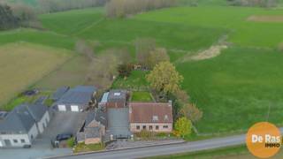 <strong>BRAKEL- Uniek gelegen open bebouwing met prachtig zicht </strong><br />EERSTE BEZOEKDAG VRIJDAG 24/04 VAN 15U TOT 18U (enkel op afspraak!)<br /><br />In de Vlaamse Ardennen, op de gegeerde en uitzonderlijk rustige locatie Leberg in Brakel, bevindt zich deze charmante open bebouwing op een ruim perceel van 12 are. De woning geniet van een open en groen vergezicht, wat zorgt voor een unieke woonbeleving in alle rust en privacy.<br /><br />Bij het betreden van de woning komt u in een centrale inkomhal met gastentoilet. Van hieruit heeft u toegang tot de lichtrijke woonkamer, die meteen opvalt door de gezellige houtkachel, geïntegreerde bar en het prachtige zicht op het omliggende groen. De halfopen keuken sluit naadloos aan op de leefruimte, wat zorgt voor een aangename en open indeling.<br /><br />Op het gelijkvloers bevindt zich tevens een volwaardige slaapkamer en een volledig geïnstalleerde badkamer, uitgerust met ligbad, douche en lavabo. Daarnaast is er een ruime berging/wasplaats met een praktische verbindingsdeur naar buiten.<br /><br />De bovenverdieping beschikt over een centrale nachthal die toegang geeft tot drie ruime slaapkamers, ideaal voor een gezin of het inrichten van extra werk- of hobbyruimtes.<br /><br />Buiten geniet u van een praktische en veelzijdige tuin, momenteel opgedeeld in een tuinzone en een weidezone. Verder zijn er nog tal van extra troeven aanwezig, zoals een ruim terras, een externe garage geschikt voor twee wagens, een overdekte berging en een bijhuisje met tal van mogelijkheden. <br /><br />Deze woning combineert ruimte, comfort en een uitzonderlijke ligging in het hart van de Vlaamse Ardennen. Een unieke opportuniteit voor wie op zoek is naar rust, natuur en woonkwaliteit. Interesse? Neem gerust contact op voor meer informatie of een bezoek ter plaatse.053/60.65.60.