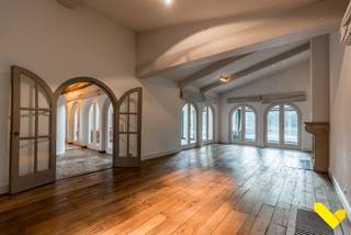 Uitzonderlijke villa met zwembad in groene omgeving!Deze karakteristieke woning is ideaal voor zij die wat meer luxe willen genieten.We komen binnen...