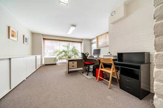 TE KOOP: KANTOORRUIMTE MET MOGELIJKE BESTEMMINGSWIJZIGING NAAR 1-SLAAPKAMERAPPARTEMENT – 71 M² MET 2 PARKEERPLAATSEN – JULES GÉNICOTLAAN,...
