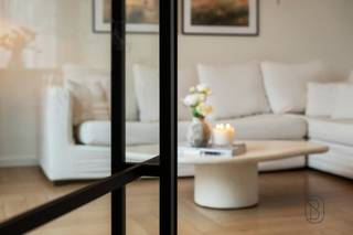 <p>Te koop: prachtig ingerichte recente, energiezuinige woning op topligging en wandelafstand van het centrum!<br /><br />Op een uiterst gunstige ligging, op wandelafstand van het centrum, bevindt zich deze recente energiezuinige woning (BJ 2021). Een ideale keuze voor wie modern wooncomfort wil combineren met zeer lage energiekosten én een vlotte bereikbaarheid van alle voorzieningen.<br /><br />INDELING: inkomhal met vestiaire, apart toilet, gezellige en lichtrijke leefruimte (visgraatvloer, stalen deur), open geïnstalleerde keuken (mortex) met eiland, handige berging met wasplaats.<br />Buiten geniet je van een aangelegd terras en een omheinde tuin met groot tuinhuis. Extra praktisch: carport en 2 staanplaatsen.<br /><br />Op de verdieping bevinden zich de overloop, 3 charmante slaapkamers, een badkamer met ligbad én douche, en een extra berging.<br /><br />Troeven<br />• Verkoop onder registratierechten<br />• Warmtepomp met vloerverwarming én koeling<br />• Zonnepanelen<br />• Regenwaterput 10.000 L<br />• Basisdomotica<br />• Elektriciteit conform<br />• Zeer energiezuinig: E-peil 5<br />• Carport + 2 parkings<br />• Op wandelafstand van het centrum<br /><br />Voor wie is dit ideaal?<br />Voor wie op zoek is naar een recente, instapklare en toekomstgerichte woning met tuin, vlakbij het centrum en alle dagelijkse voorzieningen.<br /><br />Bezoek na afspraak met Immo Beguin: info@immobeguin.be</p>