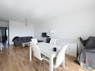 MOLENBEEK-SAINT-JEAN. Bel appartement de +/- 95 m² situé au 5ème étage, 2 chambresAu 5ième étage : * Hall d'entrée * Living de ± 26m² accès à la...