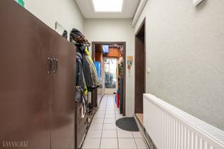 Gelegen in een rustige, residentiële straat met een aangename woonomgeving, combineert deze locatie een vlotte bereikbaarheid met de nabijheid van alle dagelijkse voorzieningen. Scholen, winkels en openbaar vervoer bevinden zich op korte afstand, wat zorgt voor een praktische en comfortabele woonervaring.<br /><br /><strong>Indeling:</strong><br />Via de inkomhal betreden we deze charmante gezinswoning, met toegang tot de veranda en de stadstuin met praktische berging. De lichtrijke leefruimte met authentiek blokjesparket vormt het hart van de woning en geeft via een vaste trap toegang tot de verdieping. Aansluitend bevindt zich de ingerichte keuken met directe connectie naar de eetruimte.<br />Op het gelijkvloers vinden we verder een badkamer met ligbad en lavabo, alsook een apart gastentoilet.<br /><br />De <u>eerste verdieping</u> telt drie volwaardige slaapkamers. De zolder, bereikbaar via een uitschuifbare trap en voorzien van een Veluxraam, biedt extra bergruimte of potentieel.<br /><br />De combinatie van een praktische indeling,  extra uitbreidingsmogelijkheden en de centrale, kindvriendelijke ligging maakt dit de ideale woning voor gezinnen. Contacteer ons voor een bezoek ter plaatse.<br /><br />Troeven van dit pand: <br />Zolder met uitbreidingsmogelijkheden. <br />Centrale locatie. <br />3 ruime slaapkamers. 