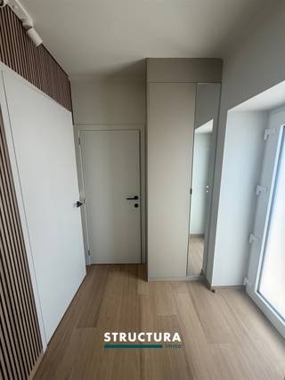 BEZOEKEN ZIJN ENKEL IN TE PLANNEN ONLINE VIA ONZE WEBSITE www.structura.bePrachtige energiezuinige woning TE HUUR in een rustige straat te...